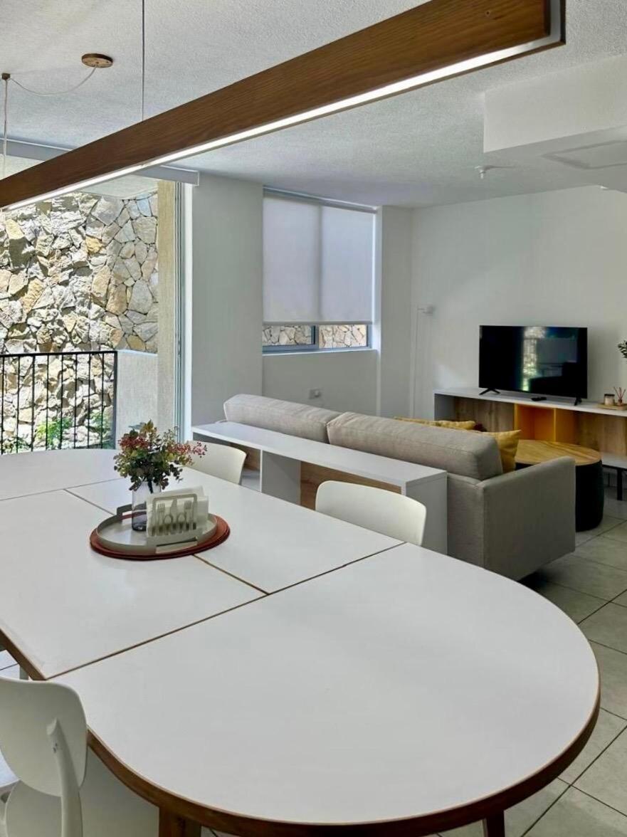 Modern Apartment, San Francisco Neighborhood