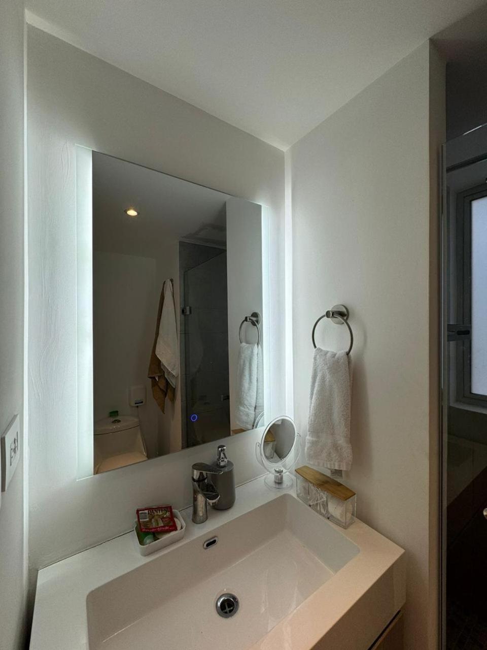 Modern Apartment, San Francisco Neighborhood *