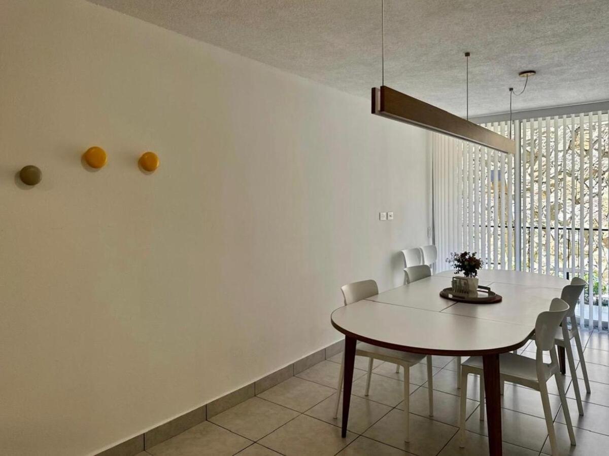 Modern Apartment, San Francisco Neighborhood *