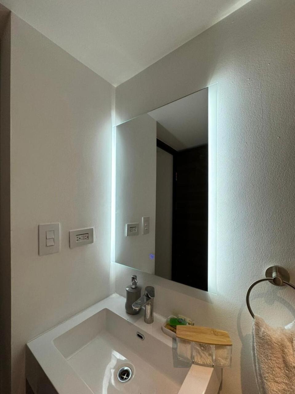 Modern Apartment, San Francisco Neighborhood *